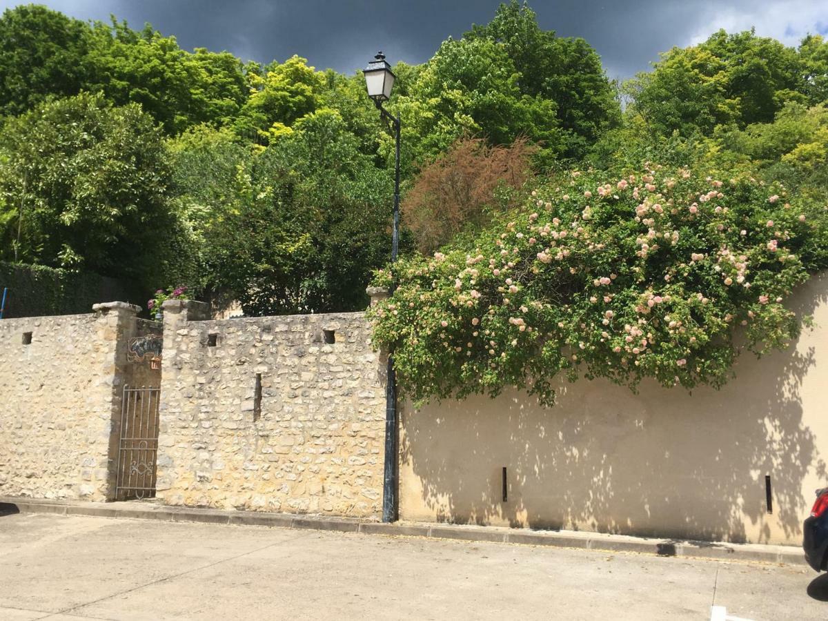 Le Clos Du Point De Vue Hotell Montigny-sur-Loing Exteriör bild